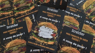 Nossos visuais de bilhetes para raspar personalizáveis para restaurantes são perfeitos para todos os tipos de estabelecimentos de restauração, como pizzarias, cervejarias, cafés, bistrôs, restaurantes gourmet ou até fast foods. Oferecemos designs atraentes para menus, pratos, bebidas e até sobremesas. Com nossos modelos prontos, você pode personalizar seus bilhetes para raspar com facilidade e rapidez nas cores da sua marca, adicionar suas informações de contato, seu logotipo e escolher os prêmios ocultos a serem sorteados. Faça a diferença com bilhetes para raspar originais e profissionais para fidelizar sua clientela e impulsionar seu faturamento! Nossos visuais de bilhetes para raspar personalizáveis para restaurantes são perfeitos para todos os tipos de estabelecimentos de restauração, como pizzarias, cervejarias, cafés, bistrôs, restaurantes gourmet ou até fast foods. Oferecemos designs atraentes para menus, pratos, bebidas e até sobremesas. Com nossos modelos prontos, você pode personalizar seus bilhetes para raspar com facilidade e rapidez nas cores da sua marca, adicionar suas informações de contato, seu logotipo e escolher os prêmios ocultos a serem sorteados. Faça a diferença com bilhetes para raspar originais e profissionais para fidelizar sua clientela e impulsionar seu faturamento!