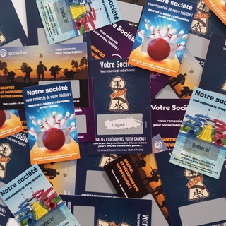 Boliches, sinuca, jogos de fuga, jogos de laser, parques de diversões, parques temáticos, centros de lazer, museus, galerias de arte, zoológicos e aquários, empresas de aluguel de equipamentos de lazer, como bicicletas, caiaques e pranchas de windsurfe, todos podem se beneficiar desses visuais para promover suas marcas e produtos. Com a capacidade de personalizar esses bilhetes com seus próprios logotipos, textos e prêmios ocultos, eles podem facilmente criar campanhas de marketing originais e eficazes. Boliches, sinuca, jogos de fuga, jogos de laser, parques de diversões, parques temáticos, centros de lazer, museus, galerias de arte, zoológicos e aquários, empresas de aluguel de equipamentos de lazer, como bicicletas, caiaques e pranchas de windsurfe, todos podem se beneficiar desses visuais para promover suas marcas e produtos. Com a capacidade de personalizar esses bilhetes com seus próprios logotipos, textos e prêmios ocultos, eles podem facilmente criar campanhas de marketing originais e eficazes.